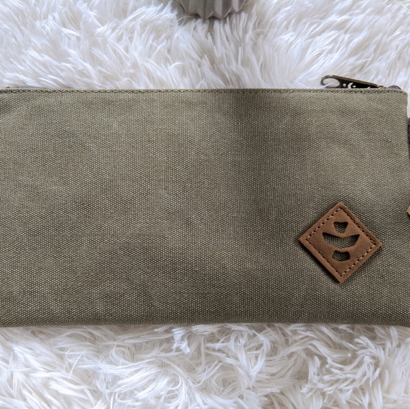 REVELRY 'NWT' Unisex 11x6 Khaki Toiletry Case - Picture 4 of 4